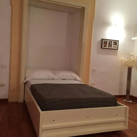 Anni Chiaia Apartman Nápoly